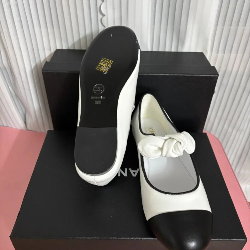 Chanel leather ballet flats with closed toes 39